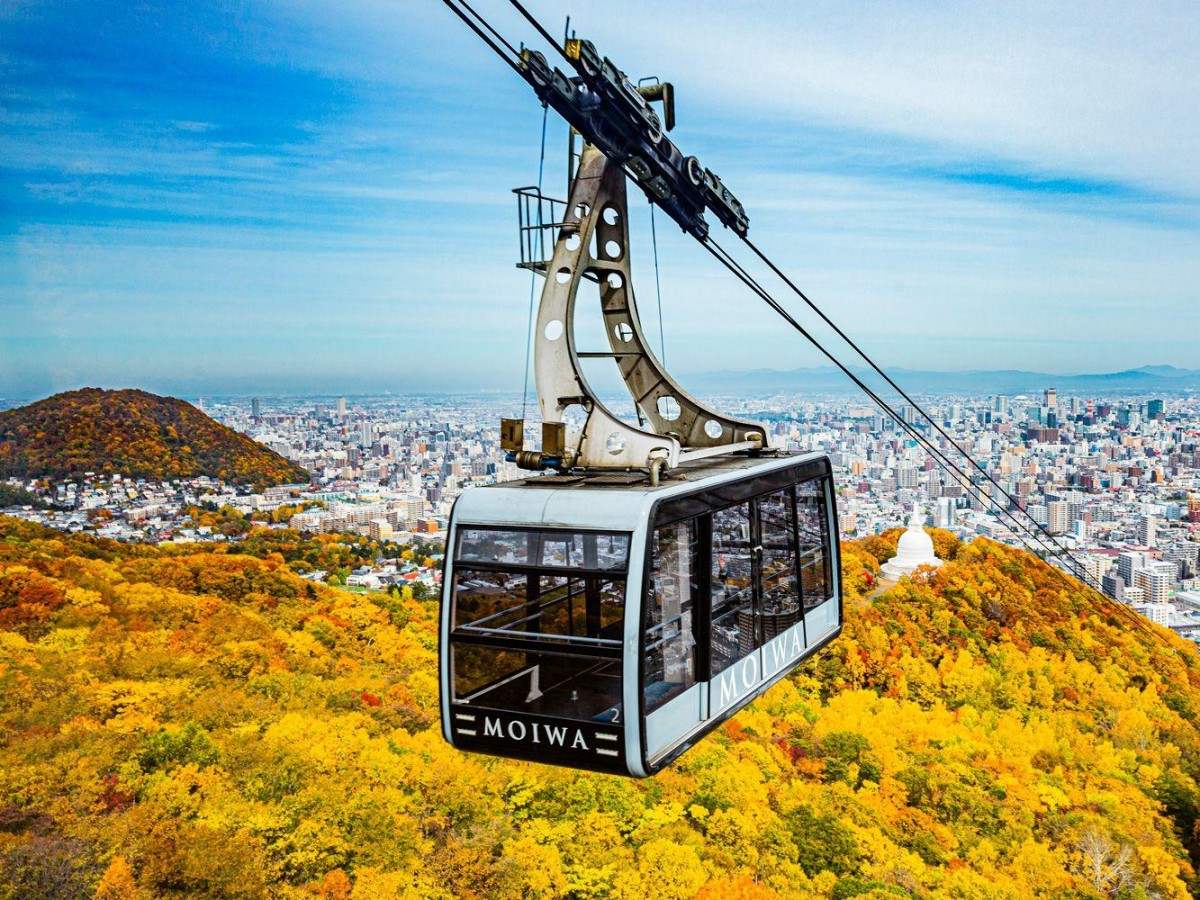 The cable car slowly rises into the air, and expectations accumulate little by little
