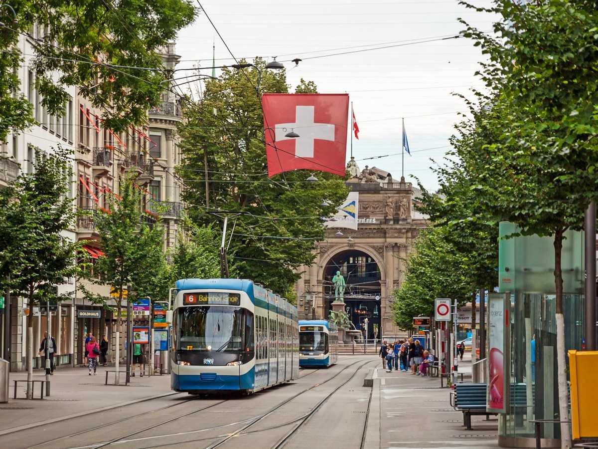 History and Background: From Train Station to Luxury Avenue