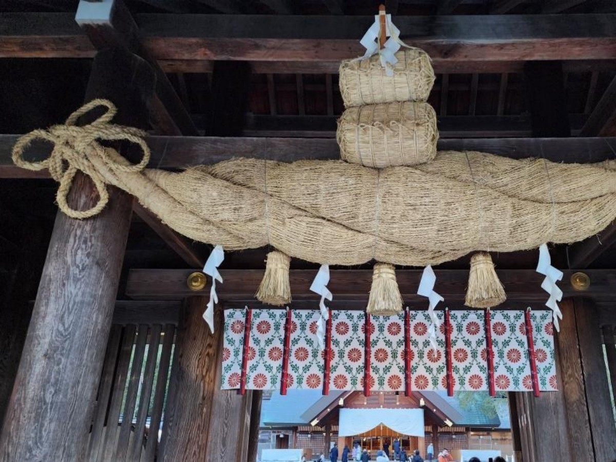 Before worshipping the gods: actions and etiquette of worship