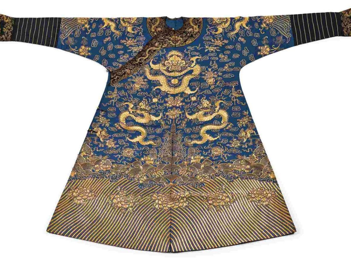 Dragon robe: a symbol of supreme power