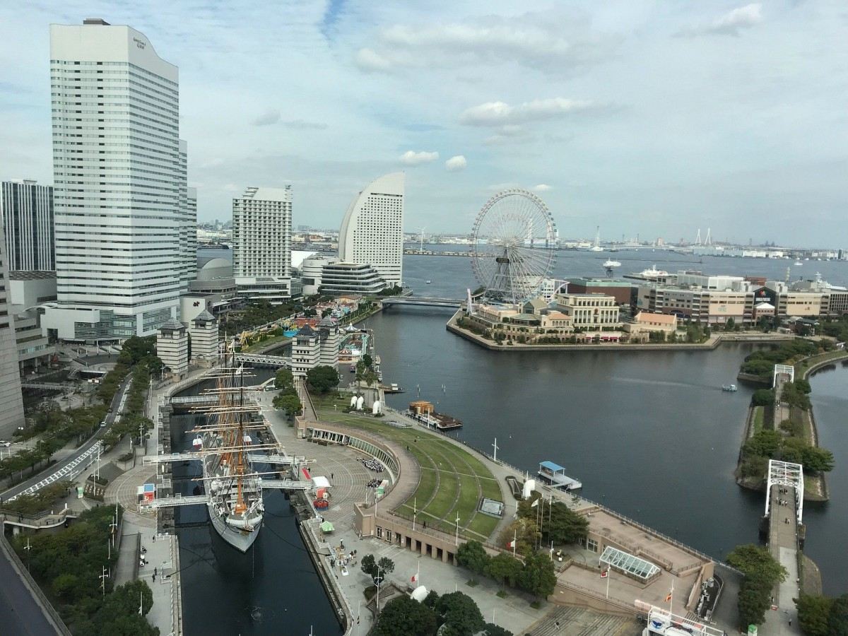 1. At dusk, stand at the Yokohama Landmark Tower and watch the sky gradually turn blue.
