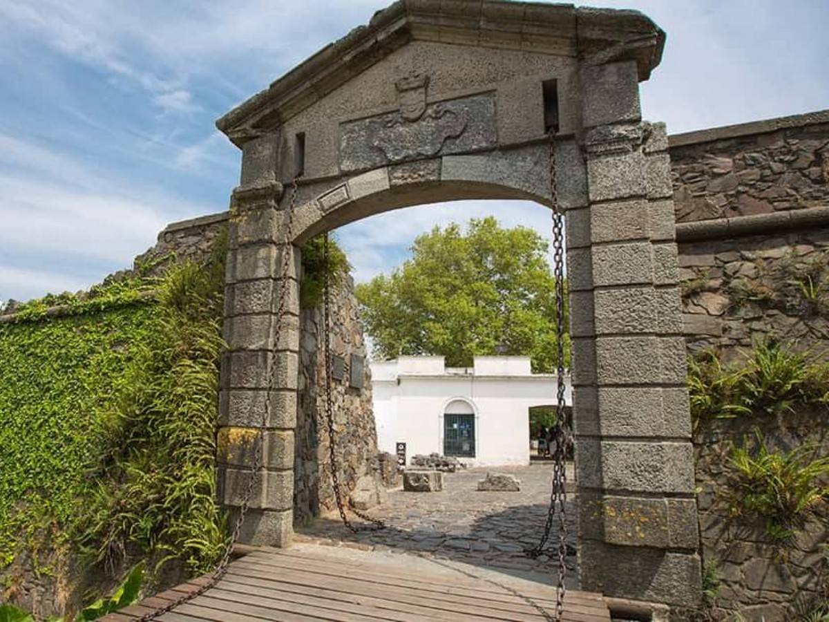 The gates, the drawbridge and the old walls - the architectural beauty of this corner is very special!