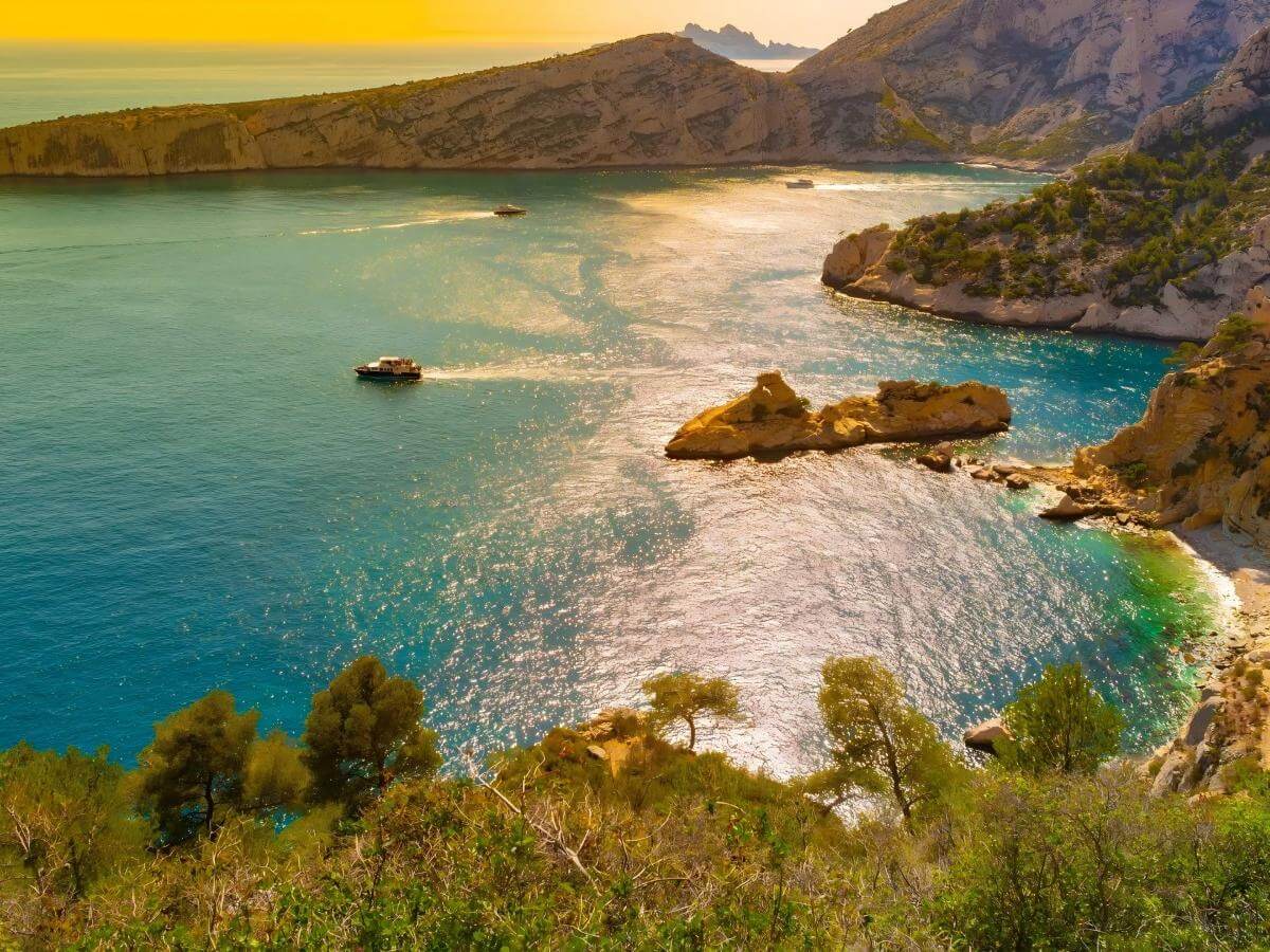 Hiking: Measuring the Symphony of the Mountains and the Sea with Your Feet