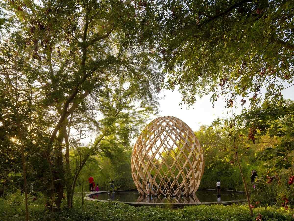 Stroll through a garden that doesn’t rush you