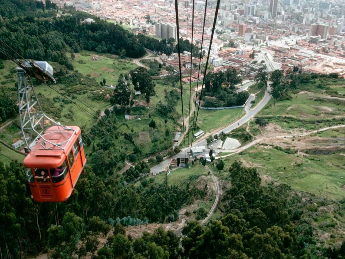 Cable car trip: overlooking the beautiful scenery from the air