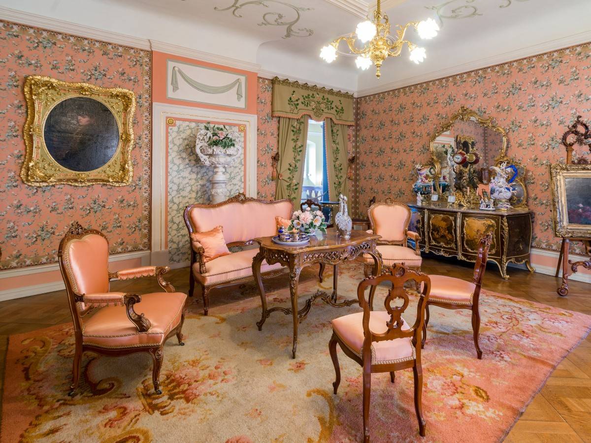 Stop 2:The Elector's gilded toilet and power game