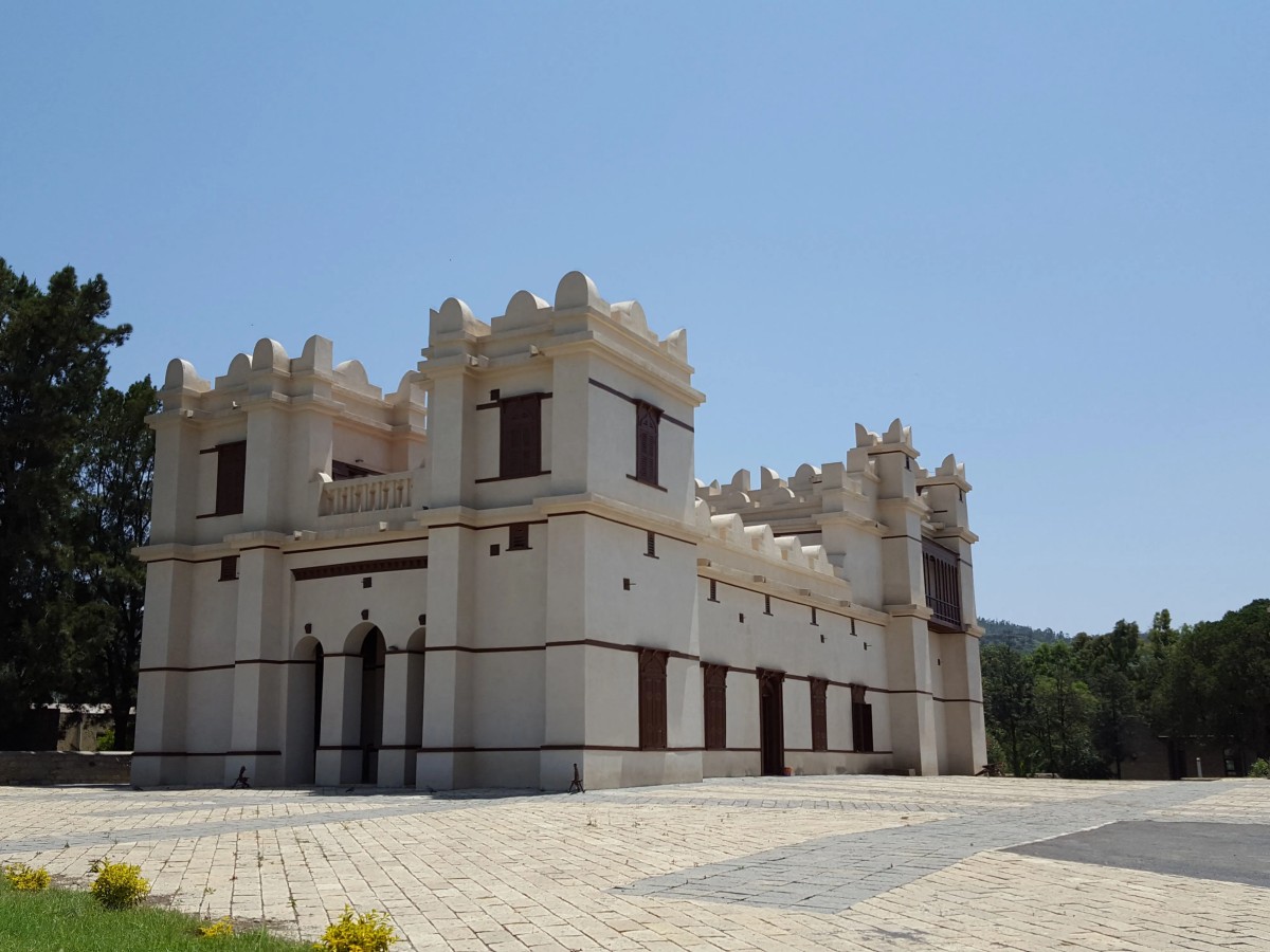 The stage of power: the transformation from the throne to the museum