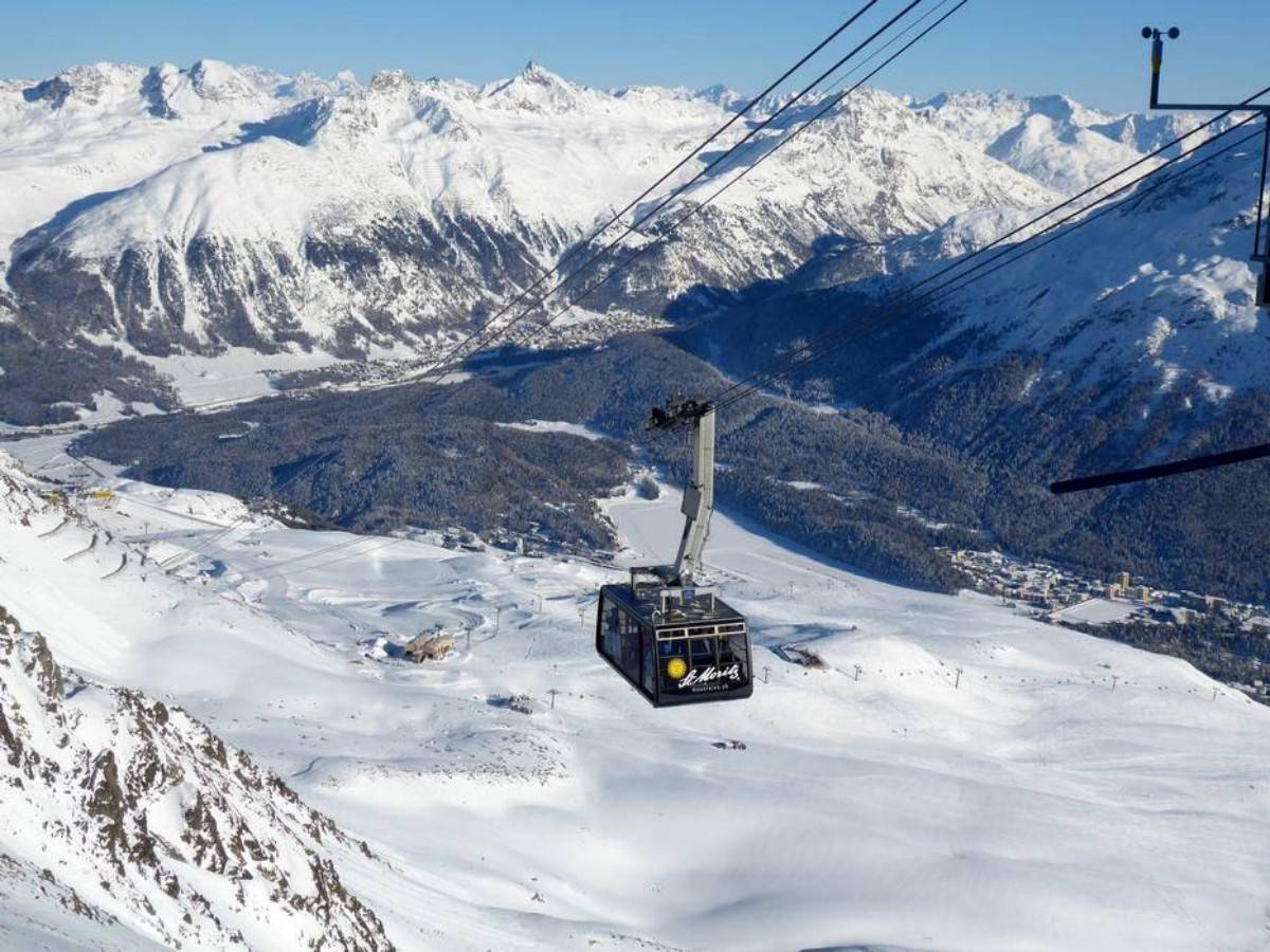 Cable car station facilities and food experience