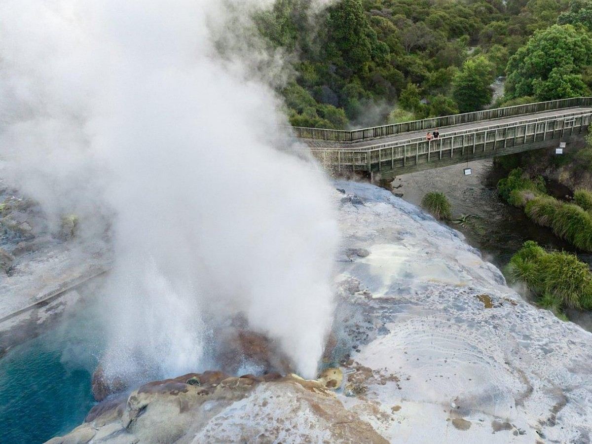 Geothermal wonders: geysers, mud pools and grunts