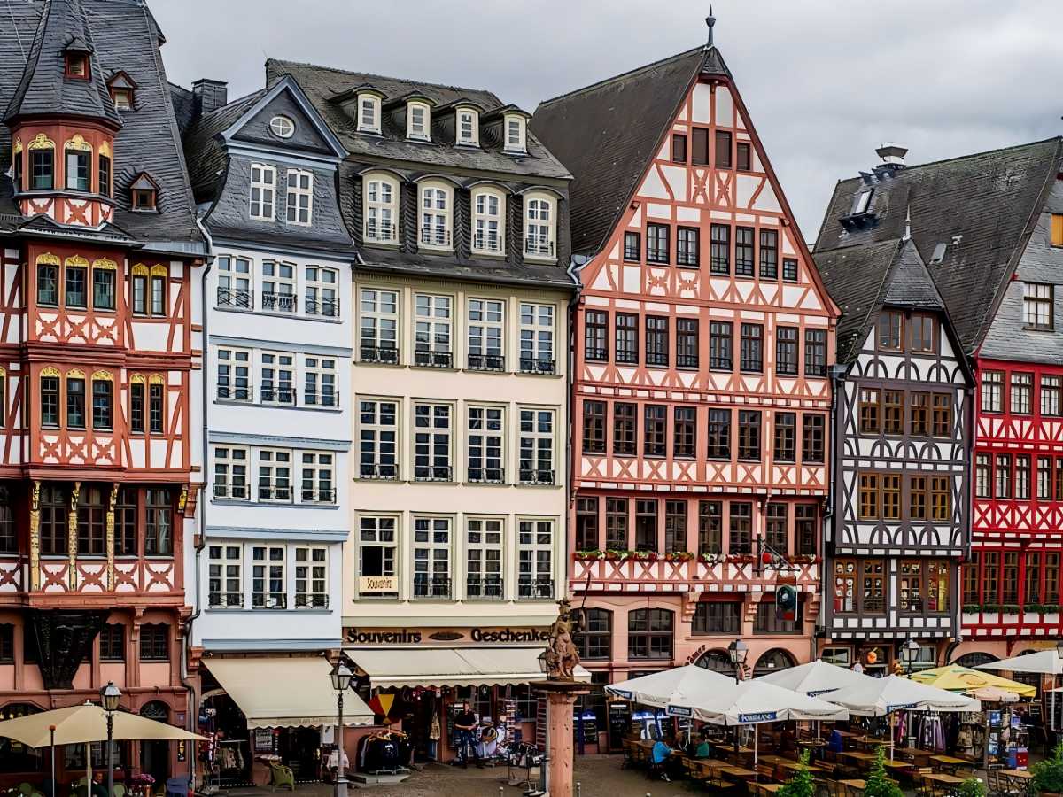 The architecture of the square: a medieval reenactment