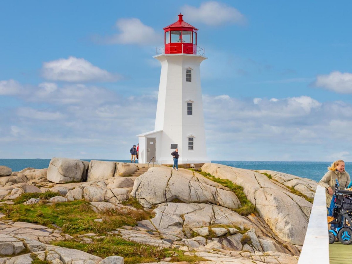 4. "Lighthouse in the Fog": a spot for photographing meteorological wonders