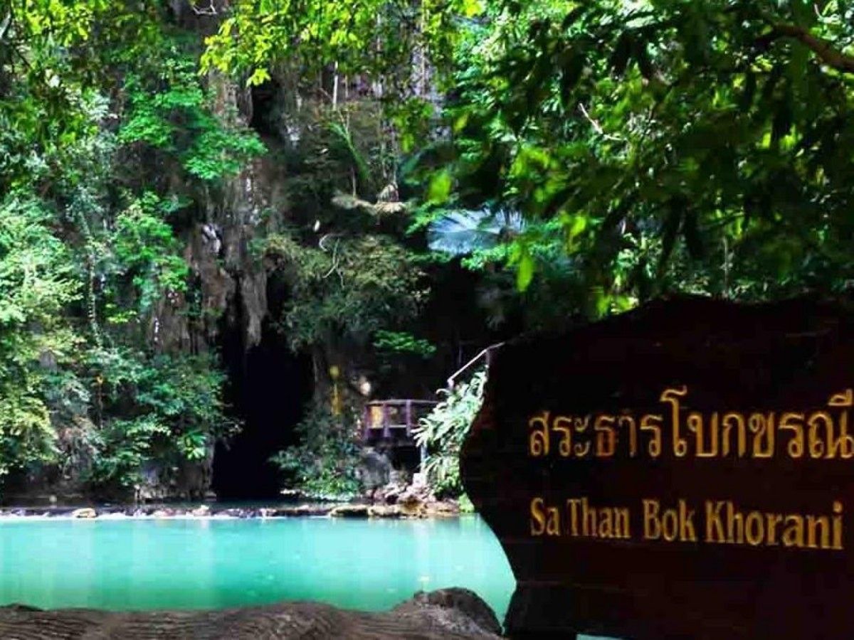 3. How to Play: Budget travel relies on foot, luxury travel relies on a guide, but the ultimate goal is to conquer the caves.  Budget Traveler Edition: Hiking + Kayaking, Exploring Prehistoric Caves for Free