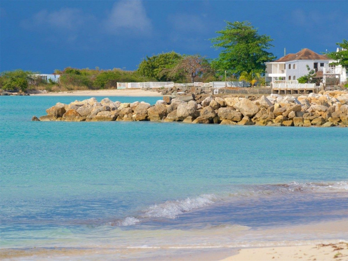 1. Where is Runaway Bay Beach? Location introduction